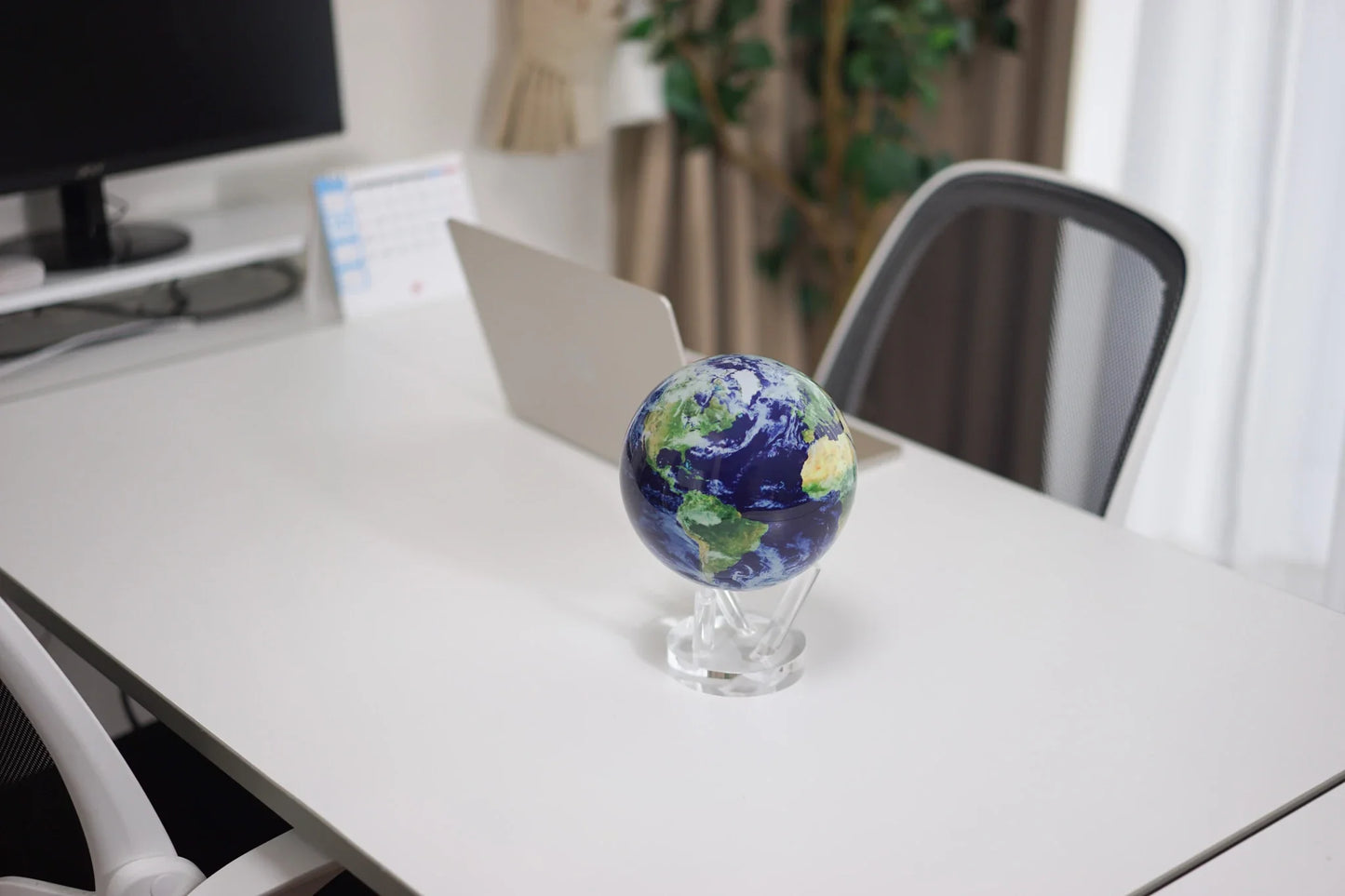 MOVA GLOBE_EARTH WITH CLOUDS